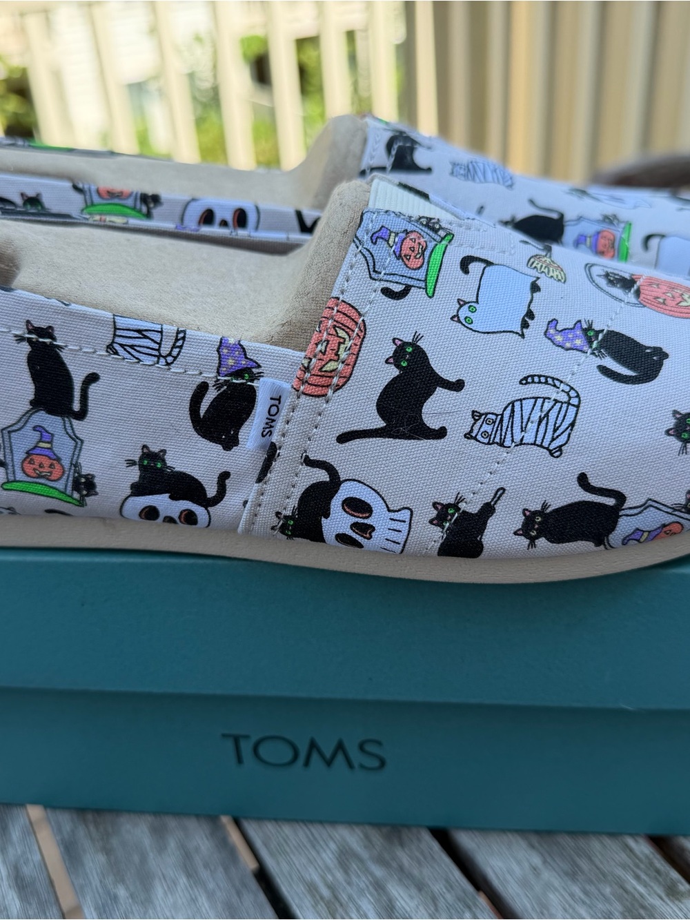 NWT TOMS Belmont Halloween Cats Glow in the Dark Slip-Ons Size 9